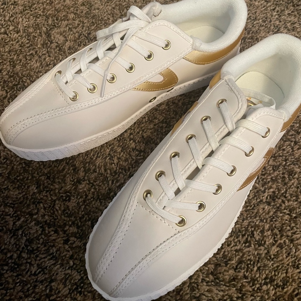 Brand new leather Tretorns